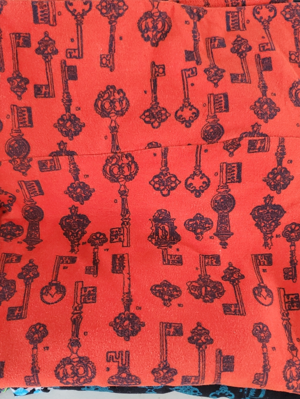 #L021 (CH) NWOT LuLaRoe Red, Black Keys Patterned Leggings